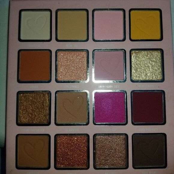 Beauty Creations Cosmetics - Bevettexo Eyes on me Shadow Palette - Picture 8 of 10